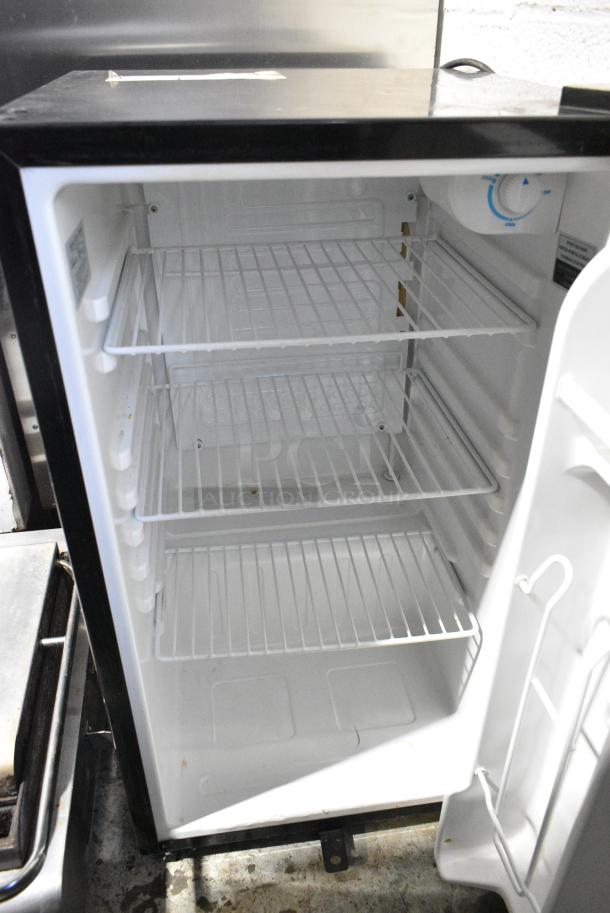 General Electric GE SFR03BAZABB Mini Cooler. 115 Volts, 1 Phase. Tested and Working! - Image 3 of 4