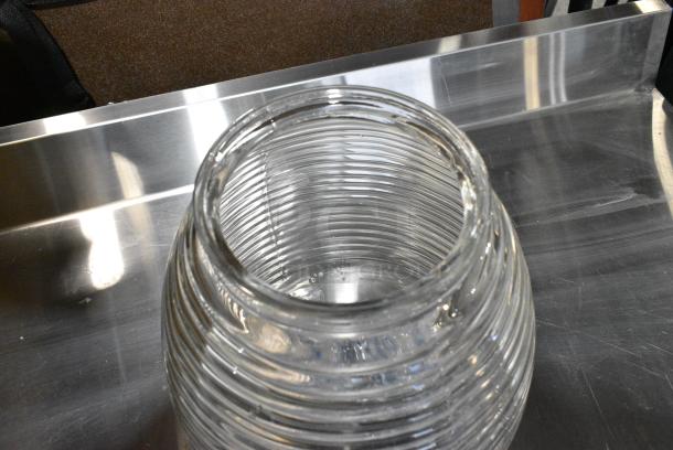 BRAND NEW SCRATCH AND DENT! 553040067 Acopa 2.4 Gallon Glass Beverage Dispenser - Image 3 of 5