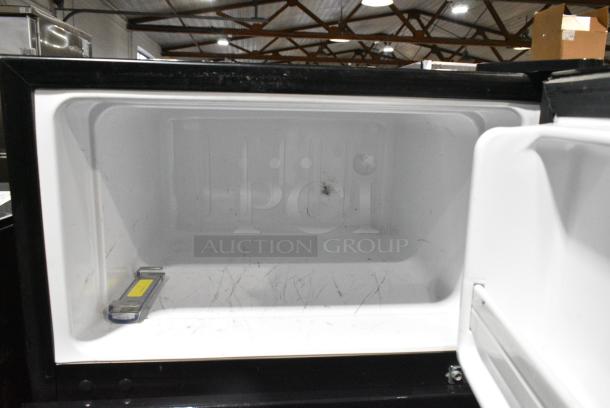 Black & Decker BCD33B  Mini Cooler w/ Freezer. 115 Volts, 1 Phase. Tested and Powers On But Does Not Get Cold - Image 3 of 7