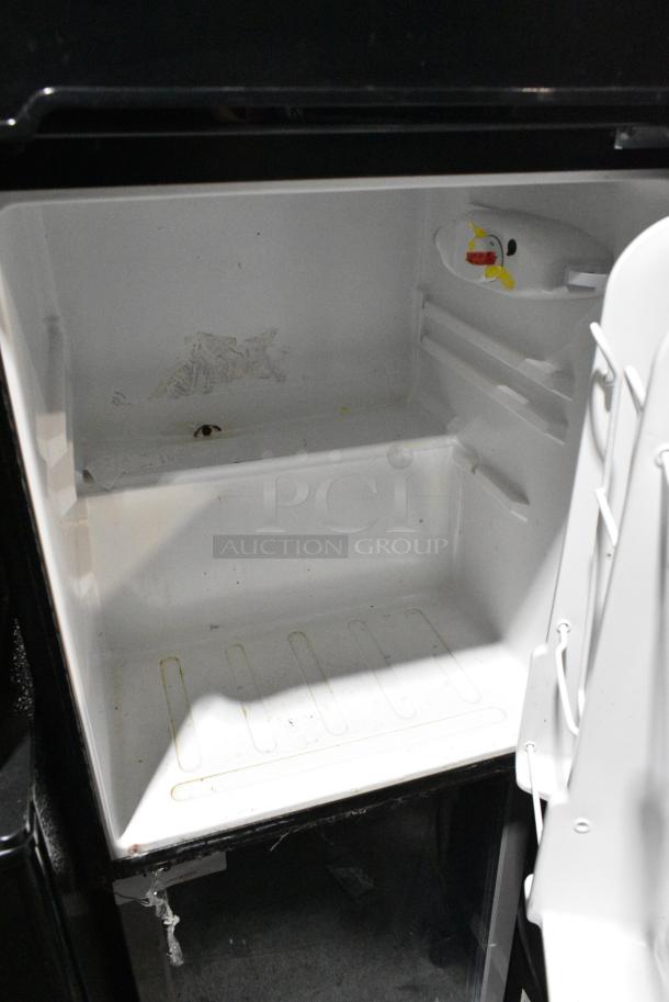 Black & Decker BCD33B  Mini Cooler w/ Freezer. 115 Volts, 1 Phase. Tested and Powers On But Does Not Get Cold - Image 5 of 7