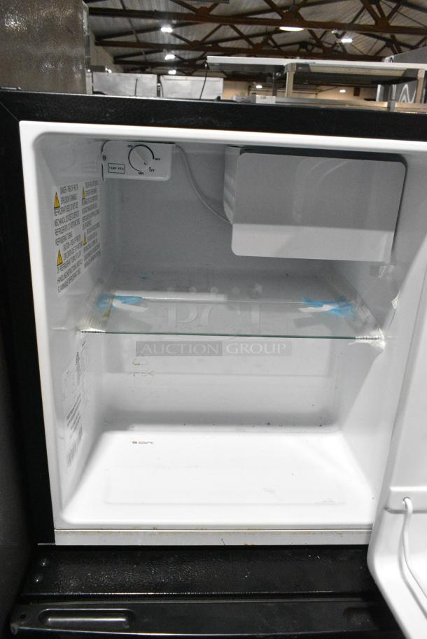 2023 Hisense WMS017M6XBE Mini Cooler. 115 Volts, 1 Phase. Tested and Working! - Image 2 of 4