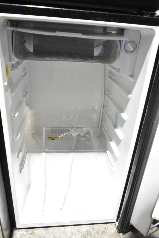 Igloo IRF32BK Mini Cooler. 115 Volts, 1 Phase. Tested and Powers On But Does Not Get Cold - Image 3 of 5