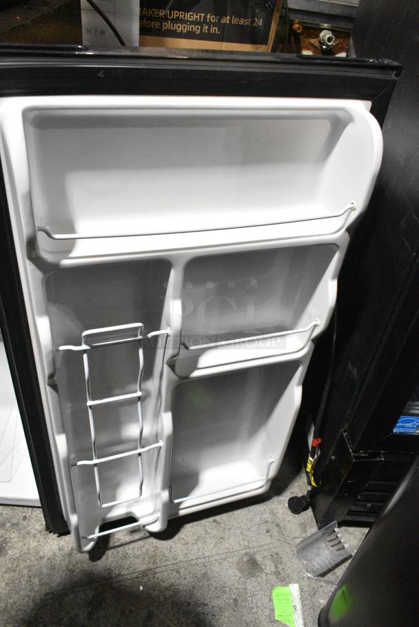 Igloo IRF32BK Mini Cooler. 115 Volts, 1 Phase. Tested and Powers On But Does Not Get Cold - Image 4 of 5