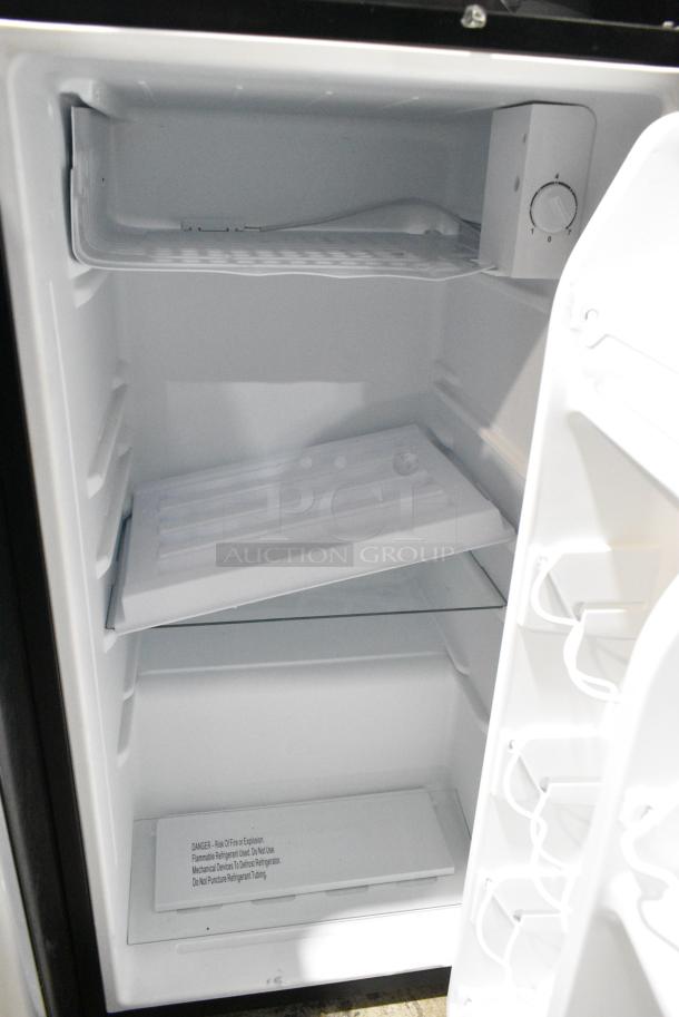 Galanz GLR33MBKE23 Mini Cooler. 115 Volts, 1 Phase. Tested and Powers On But Does Not Get Cold - Image 3 of 5