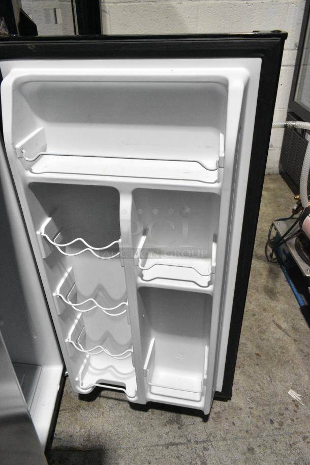 Galanz GLR33MBKE23 Mini Cooler. 115 Volts, 1 Phase. Tested and Powers On But Does Not Get Cold - Image 4 of 5