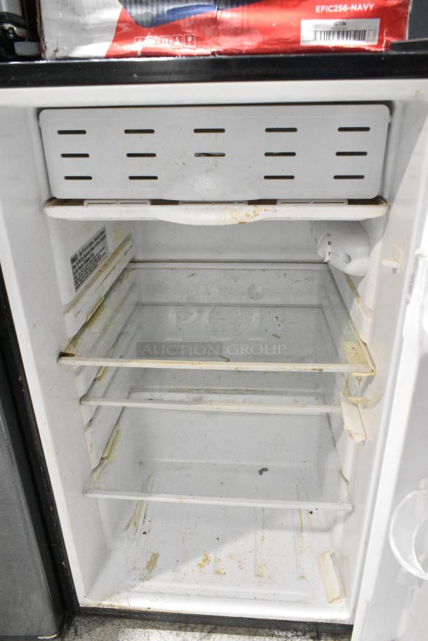 Magic Chef HMR440SE Mini Cooler. 115 Volts, 1 Phase. Tested and Working! - Image 3 of 5