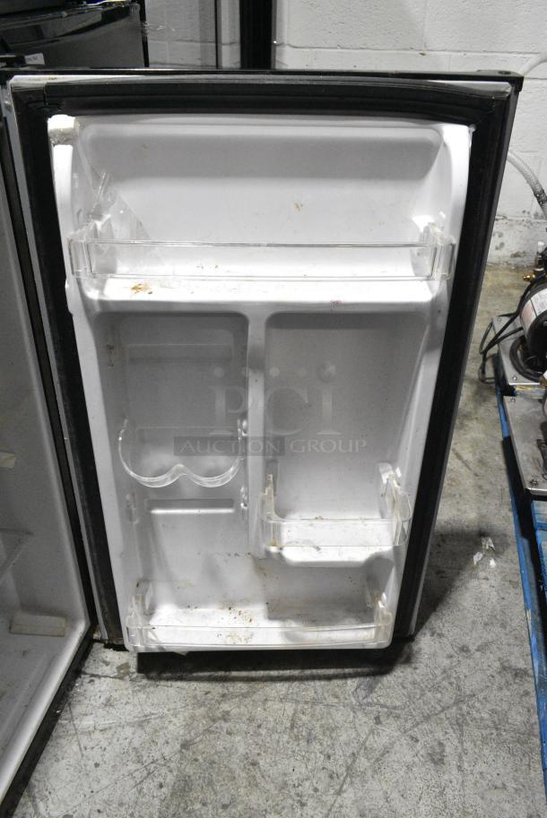 Magic Chef HMR440SE Mini Cooler. 115 Volts, 1 Phase. Tested and Working! - Image 4 of 5