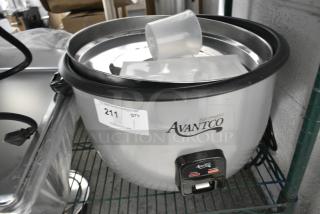 BRAND NEW SCRATCH AND DENT! Avantco 177RCB124 124 Cup (62 Cup Raw) Electric Rice Cooker / Warmer with Removable Lid - 240 Volts, 1 Phase.