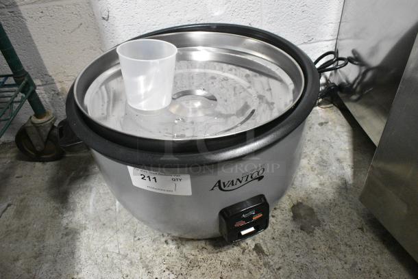 BRAND NEW SCRATCH AND DENT! Avantco 177RCB124 124 Cup (62 Cup Raw) Electric Rice Cooker / Warmer with Removable Lid - 240 Volts, 1 Phase. - Image 3 of 6