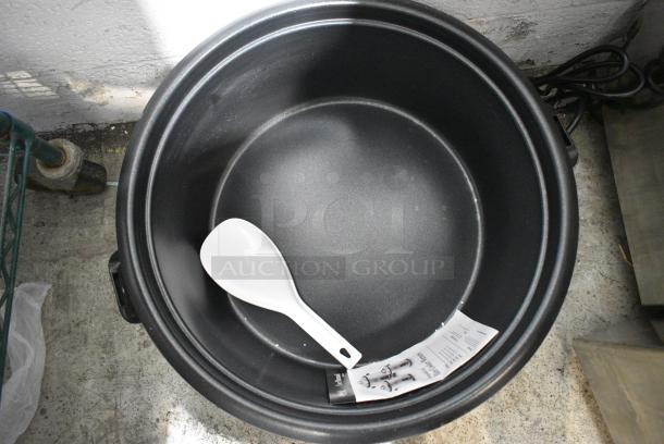 BRAND NEW SCRATCH AND DENT! Avantco 177RCB124 124 Cup (62 Cup Raw) Electric Rice Cooker / Warmer with Removable Lid - 240 Volts, 1 Phase. - Image 4 of 6