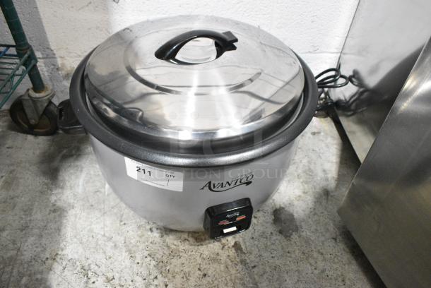 BRAND NEW SCRATCH AND DENT! Avantco 177RCB124 124 Cup (62 Cup Raw) Electric Rice Cooker / Warmer with Removable Lid - 240 Volts, 1 Phase. - Image 5 of 6