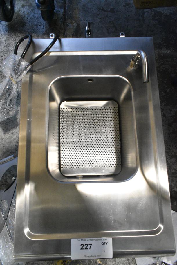 BRAND NEW SCRATCH AND DENT! Avantco 177PC201 Stainless Steel Commercial Countertop Electric Powered Pasta Cooker. 208-240 Volts, 1 Phase. - Image 4 of 8