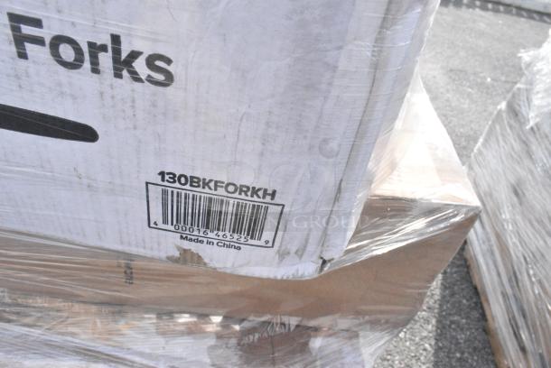 20 BRAND NEW! Boxes Including 500CC12 Choice Clear PET Customizable Plastic Cold Cup - 12 oz. - 1000/Case, 612509HD Choice 9" Round Heavy Weight Foil Take-Out Pan - 500/Case, 5002TPJ Lavex 2-Ply 720' Universal Jumbo Toilet Paper Roll with 9" Diameter - 12/Case, 612FS7800 Choice Full Size Foil Steam Table Pan Medium 2 3/16" Depth - 50/Case, 500MFTN Lavex Natural Brown Kraft M-Fold (Multifold) Towel - 4000/Case, 128HD12COMBO Choice Heavy Duty 12 oz. Microwavable Translucent Plastic Deli Container and Lid Combo Pack - 240/Case, 4 Box 129MCS38B Choice 38 oz. Black Rectangular Microwavable Heavy Weight Container with Lid 8 3/4" x 6 1/4" x 2" - 150/Case. 20 Times Your Bid! - Image 15 of 17