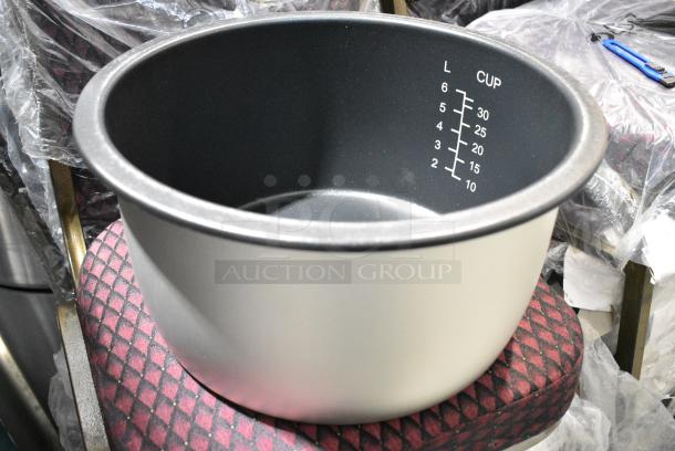 BRAND NEW SCRATCH AND DENT! Avantco 177RCSB60POT 60 Cup (30 Cup Raw) Non-Stick Pot for RCSB60 - Image 1 of 4