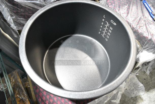 BRAND NEW SCRATCH AND DENT! Avantco 177RCSB60POT 60 Cup (30 Cup Raw) Non-Stick Pot for RCSB60 - Image 3 of 4