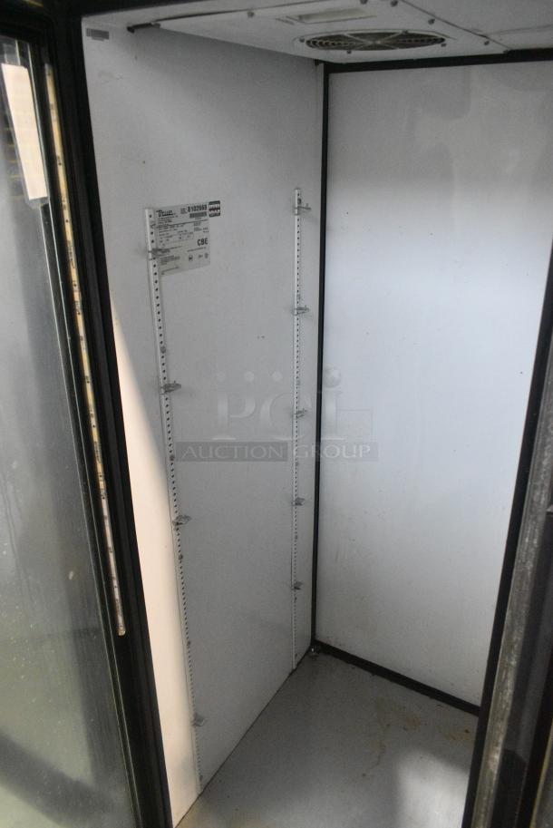 True GDM-52TM-RL-LD Metal Commercial 2 Door Reach In Pass Through Cooler Merchandiser w/ Poly Coated Racks. 115 Volts, 1 Phase. Tested and Working! - Image 4 of 5