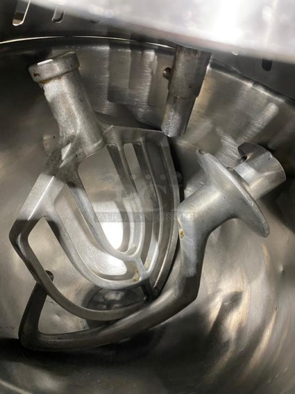 Fleetwood Food Equipment Commercial Countertop 20qt. Gear Driven Planetary Mixer! With Stainless Steel Splash Guard & Mixing Bowl! With Flat Beater & Dough Hook Attachments! Model: 20A SN: 2A905030! 115V 1 Phase! - Image 5 of 10