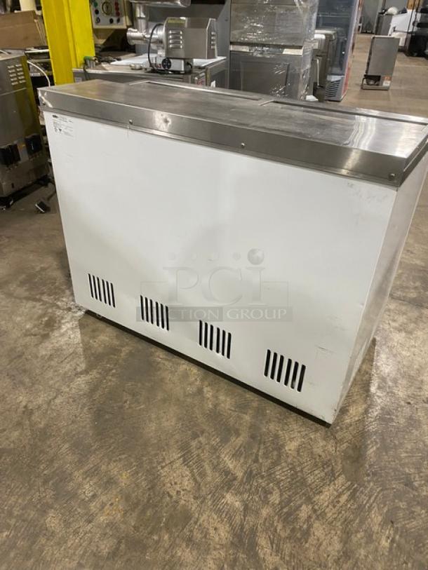 Summit Commercial White Manual Defrost Back Bar Chest Cooler! With Stainless Steel Top Sliding Doors! Model: SCFR100MAN SN: 2017-03-1083! 120V! On Legs! - Image 3 of 8