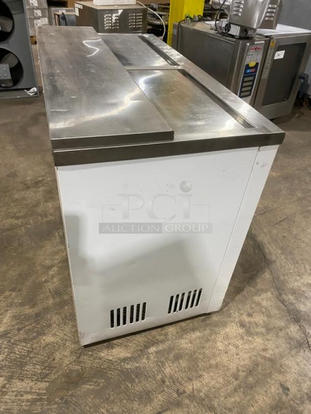 Summit Commercial White Manual Defrost Back Bar Chest Cooler! With Stainless Steel Top Sliding Doors! Model: SCFR100MAN SN: 2017-03-1083! 120V! On Legs! - Image 4 of 8
