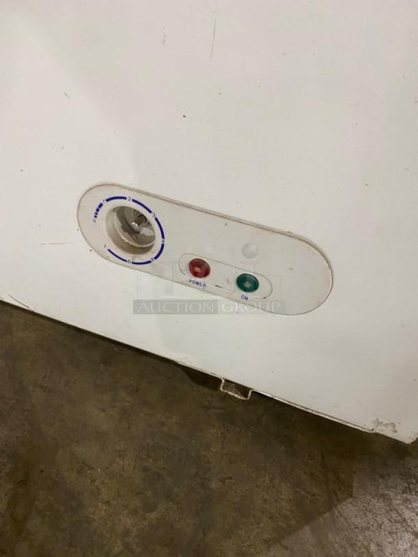 Summit Commercial White Manual Defrost Back Bar Chest Cooler! With Stainless Steel Top Sliding Doors! Model: SCFR100MAN SN: 2017-03-1083! 120V! On Legs! - Image 6 of 8