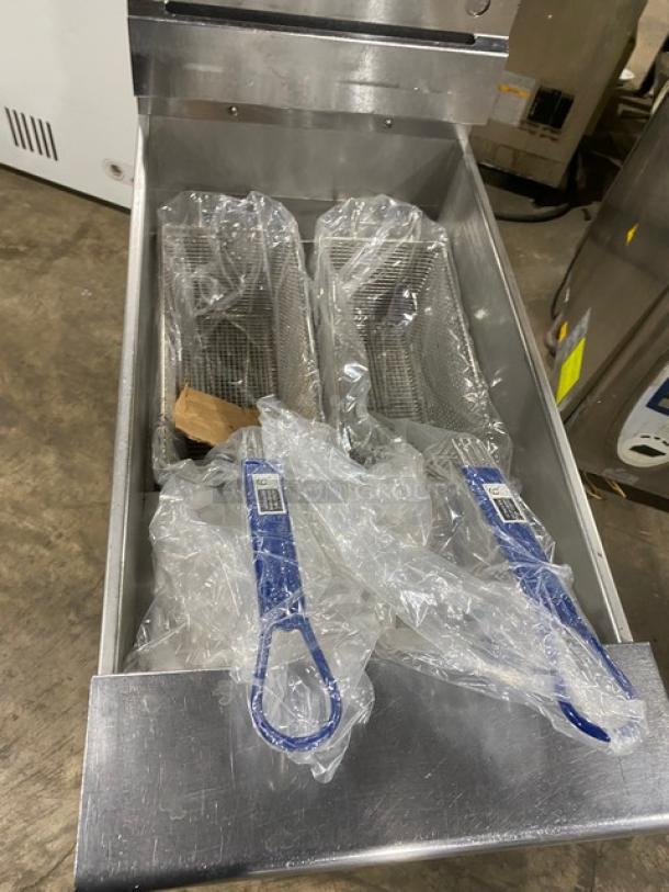 Pitco Commercial Stainless Steel Natural Gas Powered Deep Fat Fryer! With Back Splash! With New Frying Baskets! Model: SG14-S SN: G06KC044062! On Casters! - Image 5 of 9