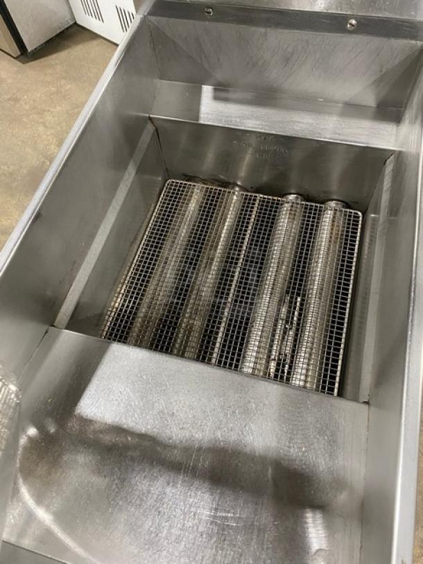 Pitco Commercial Stainless Steel Natural Gas Powered Deep Fat Fryer! With Back Splash! With New Frying Baskets! Model: SG14-S SN: G06KC044062! On Casters! - Image 6 of 9