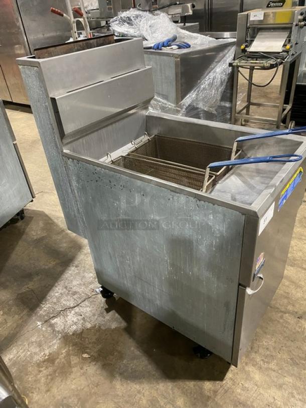 Pitco! Late Model 2021! Commercial Stainless Steel Natural Gas Powered Deep Fat Fryer! With Back Splash! With Frying Baskets! Model: 65C+ SN: G21FA036345! On Casters! Working When Removed! - Image 3 of 9