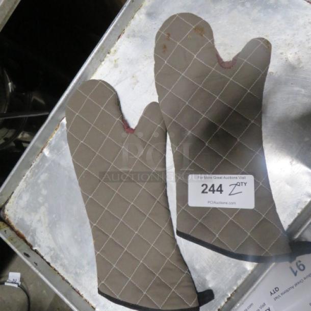Oven Mitt. 2XBID - Image 1 of 1