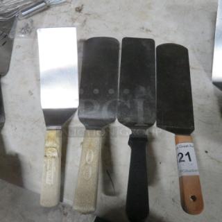 Assorted Hamburger Turner. 4XBID