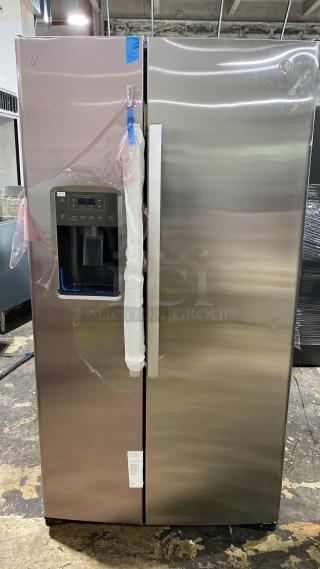 AMAZING CONDITION! Side-by-Side Refrigerator with External Ice & Water Dispenser - Stainless Steel - Item #1154836