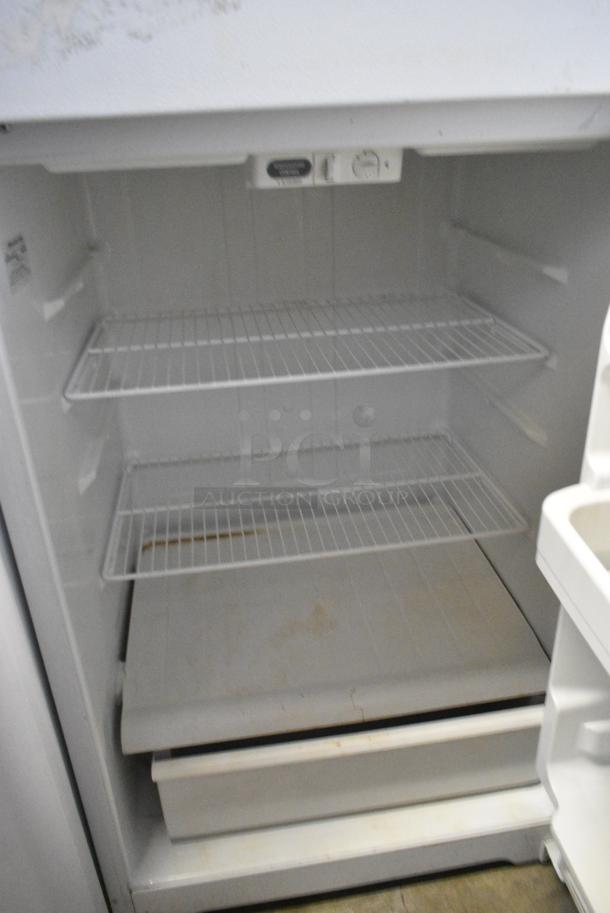 General Electric GE STS16ABSARWW Metal Cooler w/ Freezer. 115 Volts, 1 Phase. Tested and Working! - Image 4 of 6