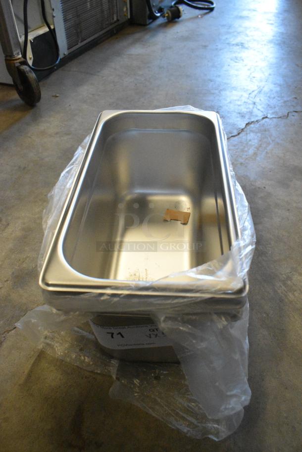 5 Various BRAND NEW! Items Including 922V78184 Vollrath 78184 Stainless Steel 7.25 Qt. Vegetable Inset, 3 Stainless Steel 1/3 Size Drop In Bins and Poly Gravy Boat. 5 Times Your Bid! - Image 5 of 7