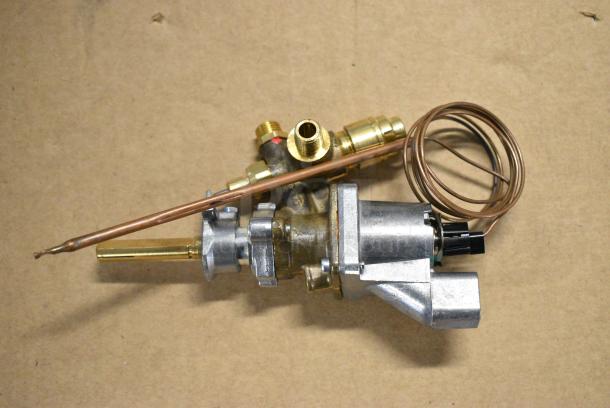 3 BRAND NEW SCRATCH AND DENT! Items Including 185502S512D02 Beverage-Air 502S512D-02 Temperature Controller, 901961330 Vulcan 00-961330 Sabaf Thermostat, HP100335 Cleveland 100335 Svc Cvr Ass'Y Handhole Plate. 3 Times Your Bid! - Image 5 of 13