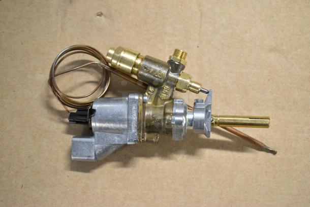 3 BRAND NEW SCRATCH AND DENT! Items Including 185502S512D02 Beverage-Air 502S512D-02 Temperature Controller, 901961330 Vulcan 00-961330 Sabaf Thermostat, HP100335 Cleveland 100335 Svc Cvr Ass'Y Handhole Plate. 3 Times Your Bid! - Image 6 of 13