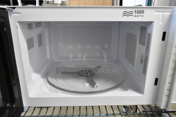 Hamilton Beach HB61W100027880 Countertop Microwave Oven w/ Plate. 120 Volts, 1 Phase. - Image 5 of 6
