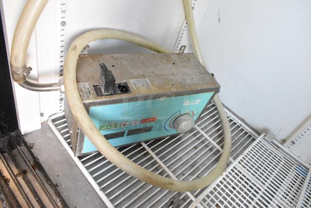 True GDM-37 Metal Commercial 2 Door Reach In Cooler Merchandiser w/ Poly Coated Racks. 115 Volts, 1 Phase. Tested and Working! - Image 4 of 6