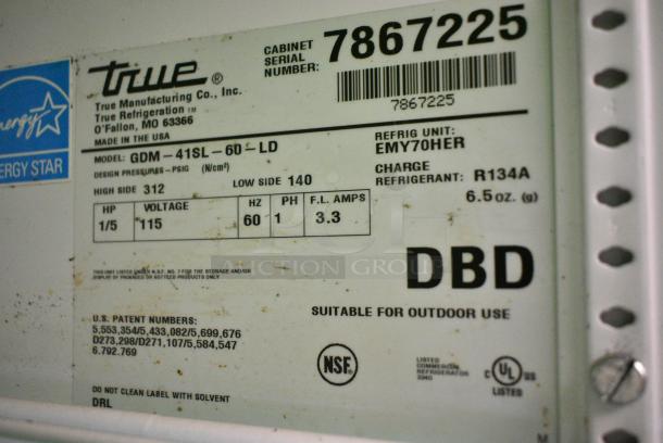 True GDM-41SL-60-LD Metal Commercial 2 Door Reach In Cooler Merchandiser w/ Poly Coated Racks. 115 Volts, 1 Phase. Tested and Working! - Image 5 of 5