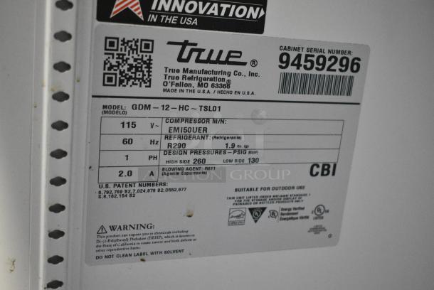 2018 True GDM-12-HC Metal Commercial Single Door Reach In Cooler Merchandiser w/ Poly Coated Racks. 115 Volts, 1 Phase. Tested and Powers On But Does Not Get Cold - Image 4 of 4