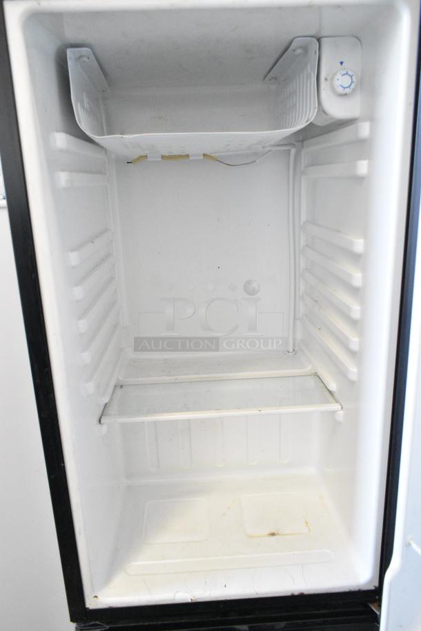 Tramontina 80901/100 Mini Cooler. 115 Volts, 1 Phase. Tested and Powers On But Does Not Get Cold - Image 3 of 5