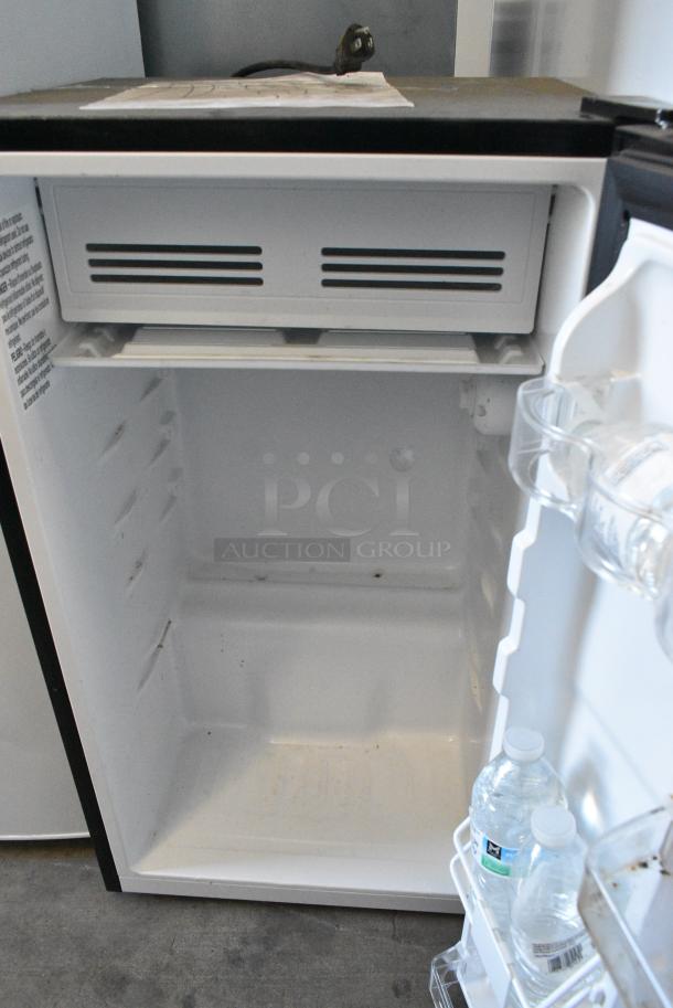 Igloo IRF32BK Mini Cooler. 115 Volts, 1 Phase. Tested and Powers On But Does Not Get Cold - Image 4 of 5