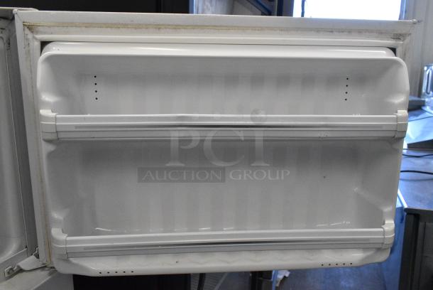 General Electric GE STS15ABMDRWW Metal Cooler w/ Freezer. 115 Volts, 1 Phase. Tested and Working! - Image 4 of 7