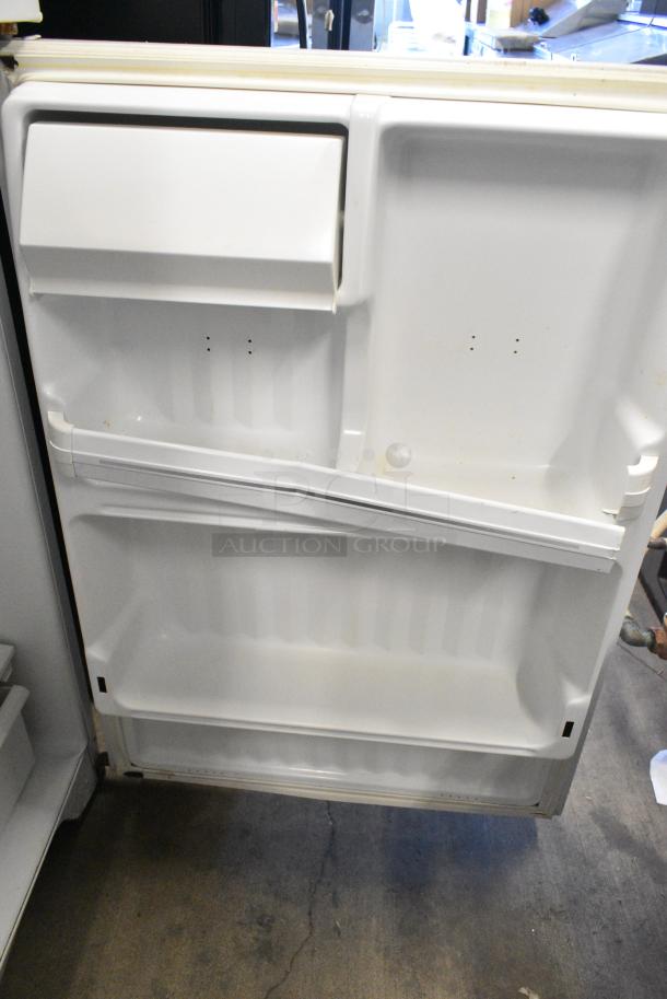 General Electric GE STS15ABMDRWW Metal Cooler w/ Freezer. 115 Volts, 1 Phase. Tested and Working! - Image 6 of 7