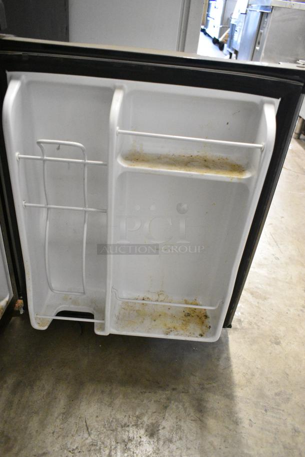 Danby DCRM31BSLDD Mini Cooler w/ Freezer. 115 Volts, 1 Phase. Tested and Powers On But Does Not Get Cold - Image 6 of 7