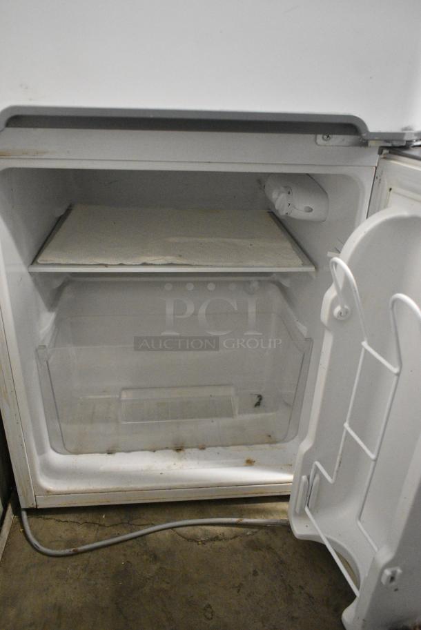 Black & Decker BCRDK32 Mini Cooler w/ Freezer. 115 Volts, 1 Phase. Tested and Working! - Image 5 of 7