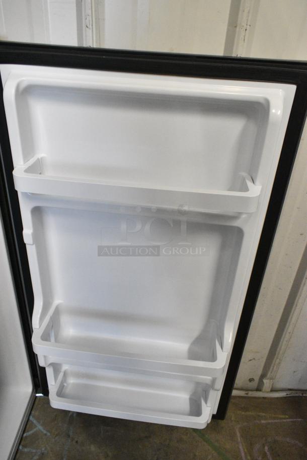 Hisense WMS044M6XVE Mini Cooler. 115 Volts, 1 Phase. Tested and Powers On But Does Not Get Cold - Image 3 of 5
