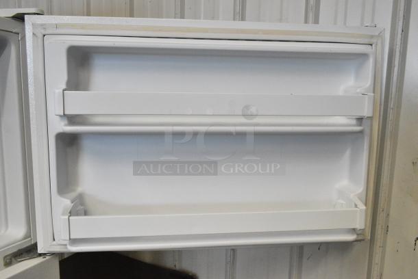 Maytag M1TXEGMYW01 Cooler w/ Freezer. 115 Volts, 1 Phase. Tested and Working! - Image 4 of 7