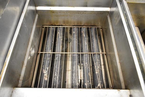 Pitco Frialator SG18 Stainless Steel Commercial Floor Style Natural Gas Powered Deep Fat Fryer on Commercial Casters. 140,000 BTU. - Image 5 of 7
