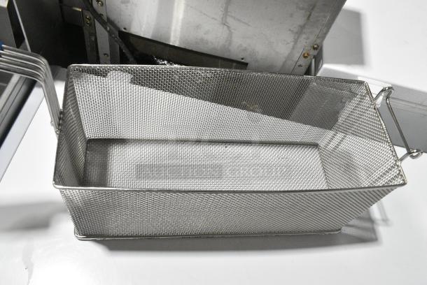 2 BRAND NEW IN BOX! Various Metal Fry Baskets. 2 Times Your Bid! - Image 4 of 4