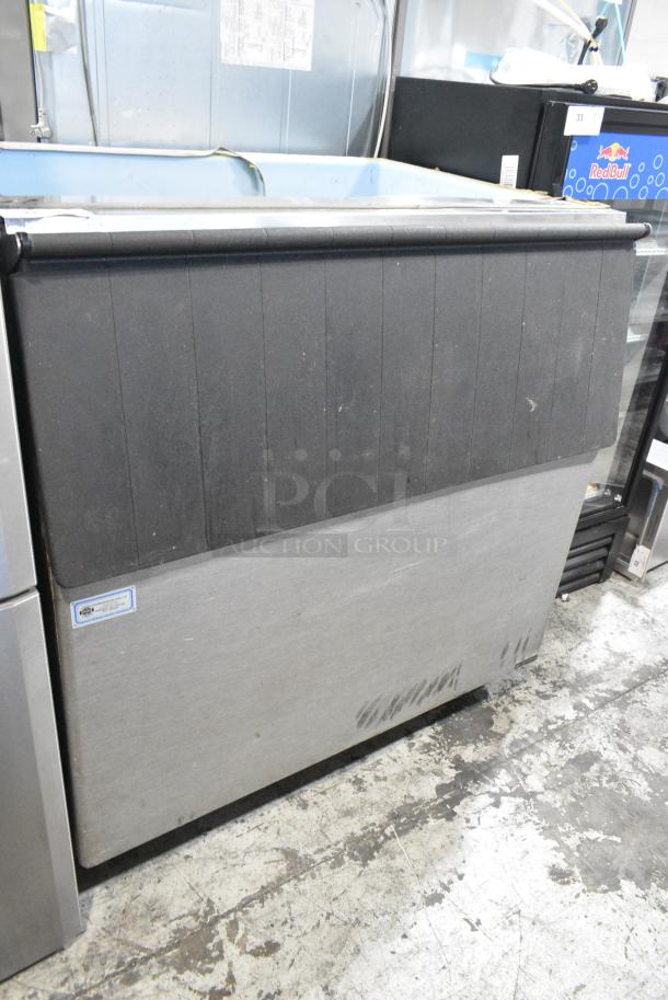 Metal Commercial Ice Bin. - Image 1 of 4