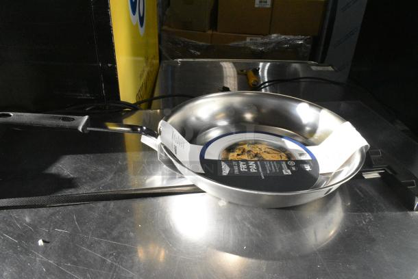 BRAND NEW SCRATCH AND DENT! Vollrath 692114 Tribute 14" Tri-Ply Stainless Steel Fry Pan with Black Silicone Handle 692114 - Image 4 of 5